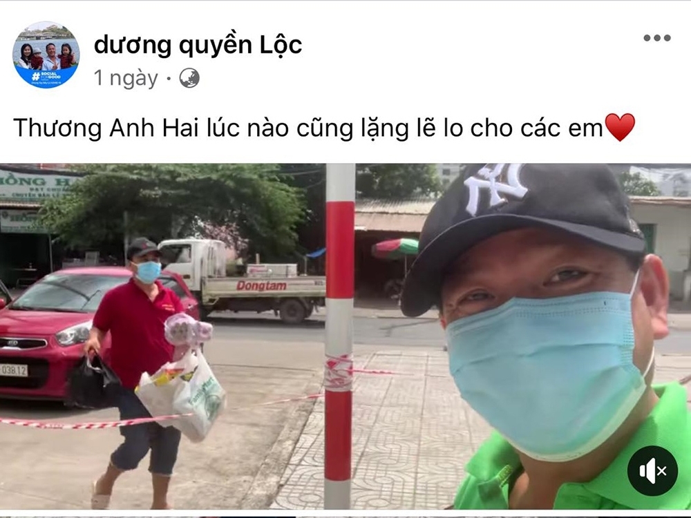 Quyền Linh mang dép tổ ong tiếp tế lương thực cho em trai - đạo diễn Quyền Lộc trong khu vực phong tỏa