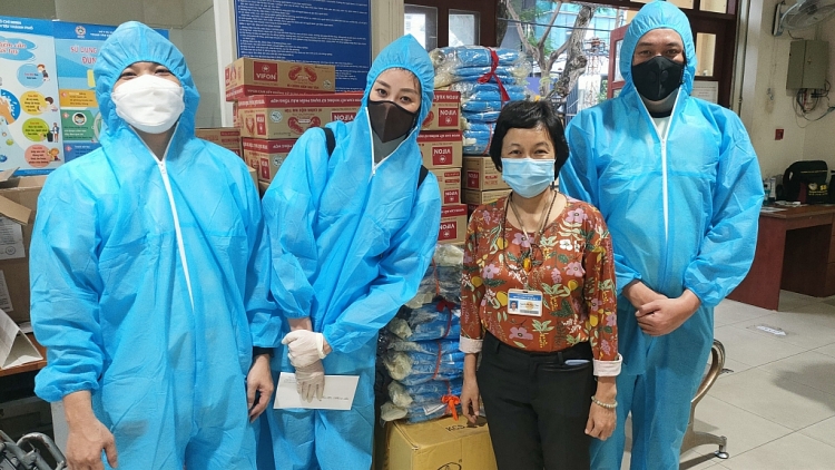 Hoa hậu Khánh Vân ủng hộ 300 phần quà cho người lao động nghèo và người trong khu cách ly phong tỏa tại TP.HCM