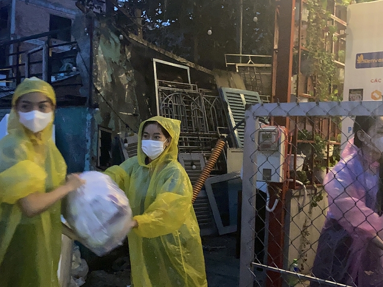Ngọc Thảo, Kiều Loan dầm mưa hơn 3 tiếng để tiếp tế lương thực cho khu cách ly