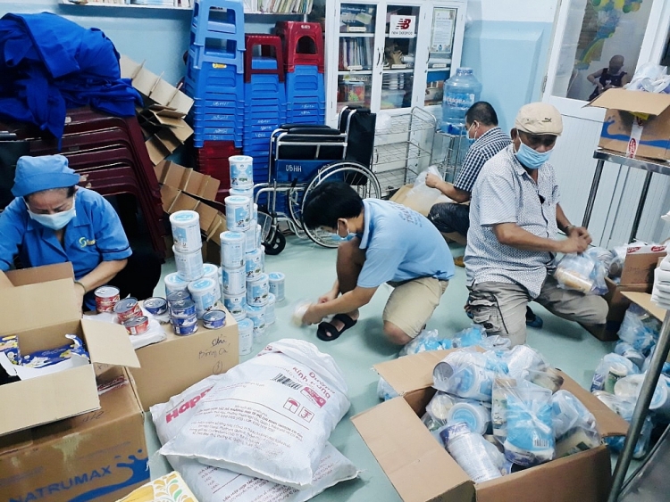 Đàm Vĩnh Hưng trao tặng hơn 5 tấn gạo và hàng ngàn hộp cá cho các khu vực phong tỏa, bệnh viện dã chiến