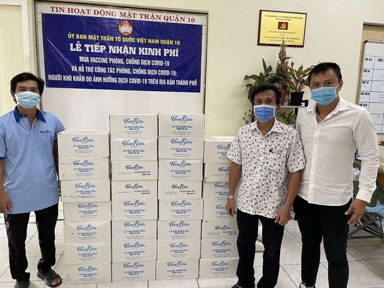 Đàm Vĩnh Hưng trao tặng hơn 5 tấn gạo và hàng ngàn hộp cá cho các khu vực phong tỏa, bệnh viện dã chiến