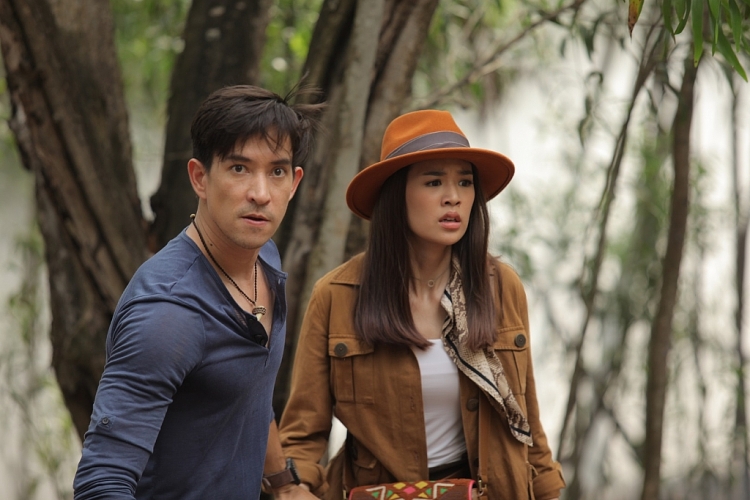 Cặp đôi nam thần đình đám Louis Scott và nữ diễn viên xinh đẹp Yam ‘gây sốt’ trong bộ phim Thái Lan giả tưởng ‘Vùng đất huyền bí’
