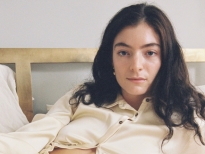 Lorde tung thêm single thứ hai 'Stoned at the Nail Salon', hâm nóng ngày trở lại cùng album 'Solar Power' sau 4 năm