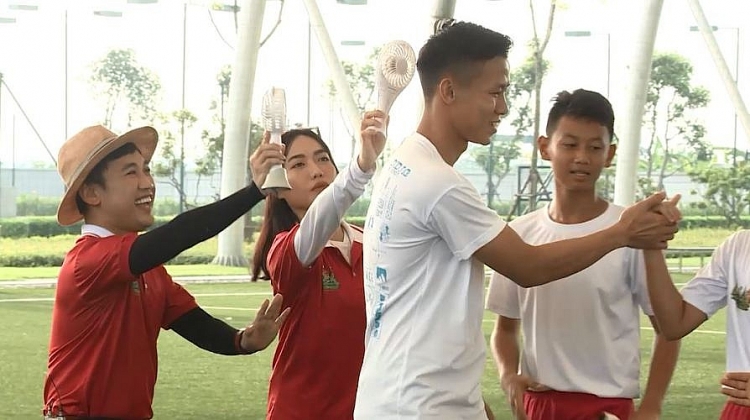 Điểm danh loạt 'soái ca' đội tuyển bóng đá Việt Nam tham gia 'Cầu thủ nhí'