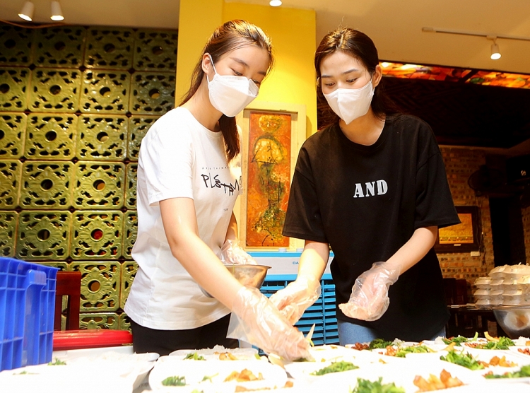 Hoa hậu Đỗ Mỹ Linh, Lương Thùy Linh, Đỗ Hà tham gia chiến dịch 'Triệu bữa cơm - Hà Nội nghĩa tình'