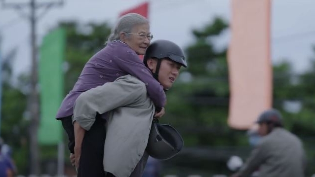 'Phim ngắn cuối tuần': Nghệ sĩ Phi Điểu, Quách Ngọc Tuyên kể câu chuyện về người mẹ già nhiều xúc động