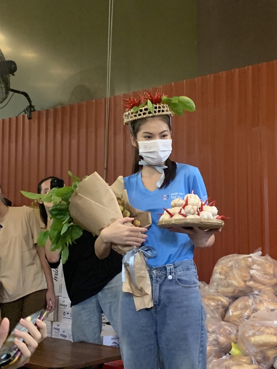 Sinh nhật đặc biệt của Á hậu Ngọc Thảo: Nhận vương miện và quyền trượng làm bằng… rau củ quả
