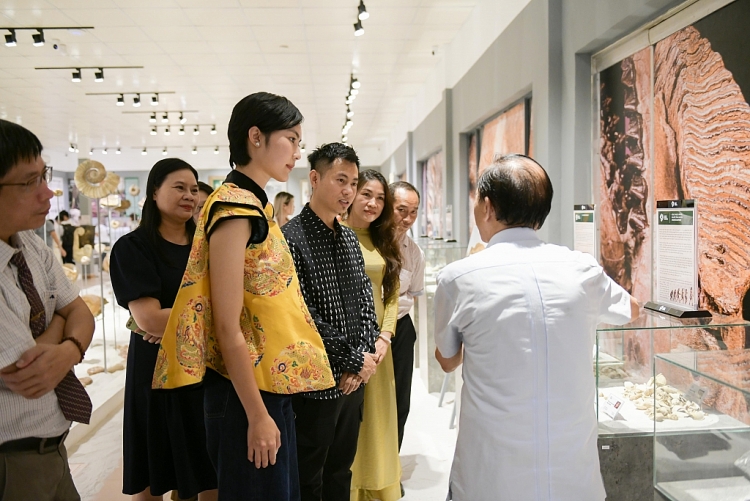 Hồng Nhung, Hiền Thục, Dương Cầm, Helly Tống cùng nhiều nghệ sĩ lan tỏa giá trị của Cổ sinh tại triển lãm Hóa thạch
