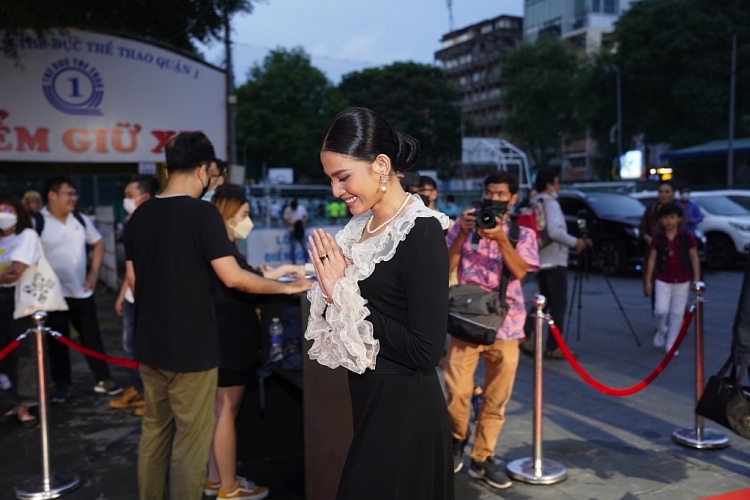 Tái xuất thảm đỏ, Trương Thị May xuất hiện xinh đẹp tại buổi ra mắt phim 'Kẻ đào mồ'