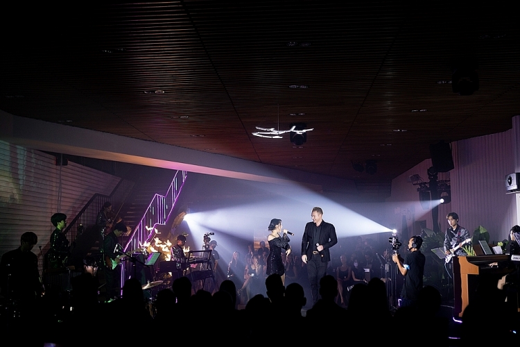 Ju Uyên Nhi trổ tài đánh guitar điện, hòa giọng cùng loạt khách mời trong 'Mellow-DI'