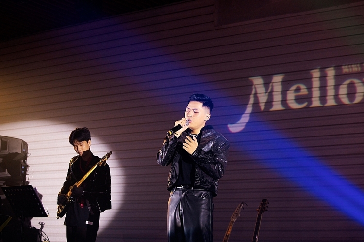 Ju Uyên Nhi trổ tài đánh guitar điện, hòa giọng cùng loạt khách mời trong 'Mellow-DI'