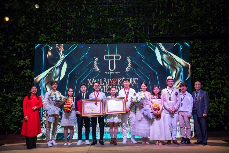 Hồ Ngọc Hà và Đông Nhi chúc mừng đạo diễn Trần Thành Trung và ekip đạt Kỷ lục Việt Nam