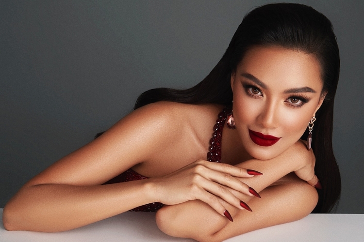 Kim Duyên sắc sảo với son đỏ và tóc xoăn bồng bềnh trong bộ ảnh profile 'Miss Supranational 2022'