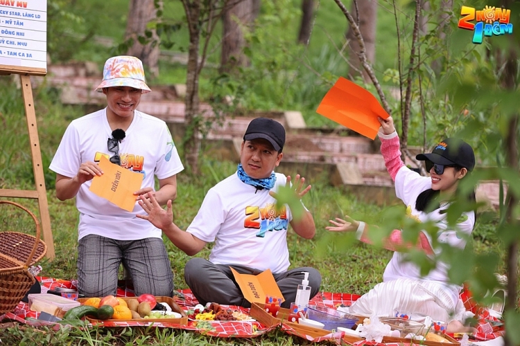 '2 ngày 1 đêm': Ngô Kiến Huy và Cris Phan dù 'tê vai - mỏi gối' vẫn lăn xả trên sân bóng, chiếm trọn trái tim sinh viên nữ