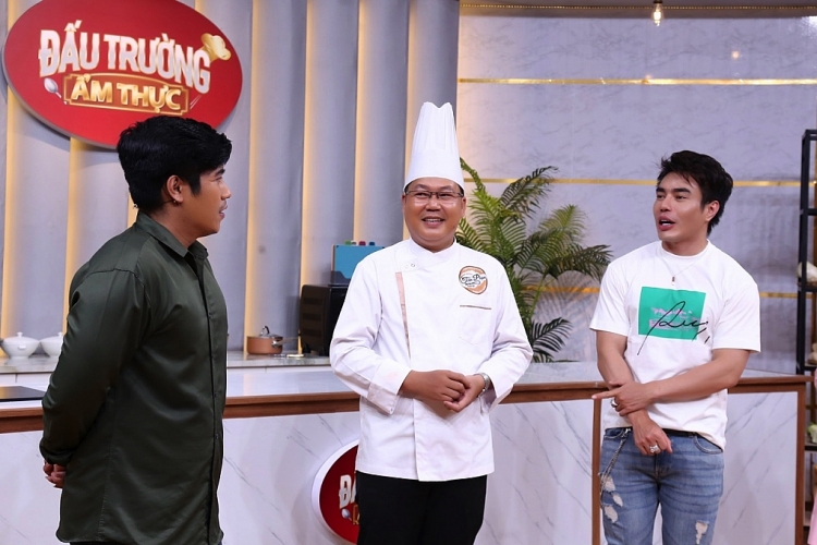 Làm MC 'Đấu trường ẩm thực', Lê Dương Bảo Lâm luôn đấu tranh tâm lý 'ăn hay không ăn'