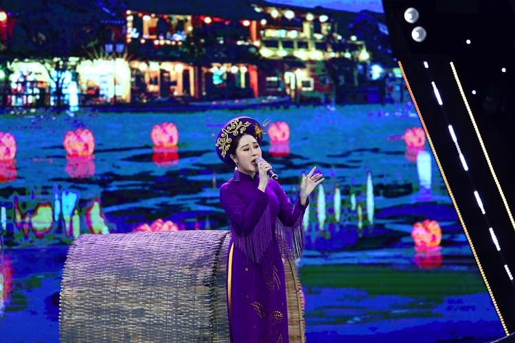 Khiến danh ca Thái Châu nghẹn ngào, Lê Thu Uyên giành giải Quán quân 'Hãy nghe tôi hát - Nhạc sĩ chủ đề 2022'