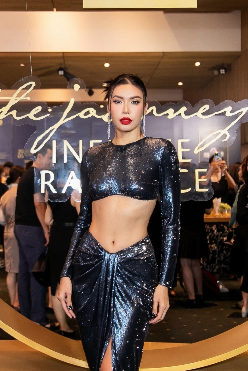 Minh Tú diện váy nữ thần tôn vòng eo quyến rũ