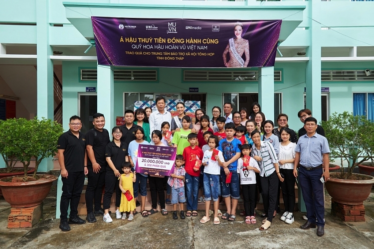 Á hậu hoàn vũ Việt Nam Thủy Tiên bắt đầu hành trình thiện nguyện tại quê hương Đồng Tháp