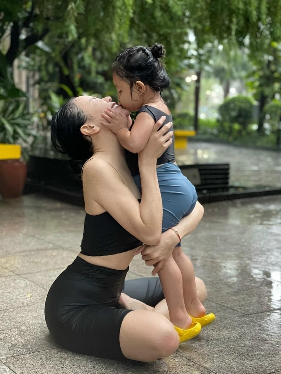 Trà Ngọc Hằng khoe ‘thành quả’ với yoga dưới mưa