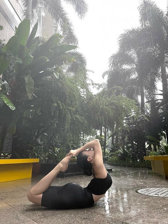Trà Ngọc Hằng khoe ‘thành quả’ với yoga dưới mưa