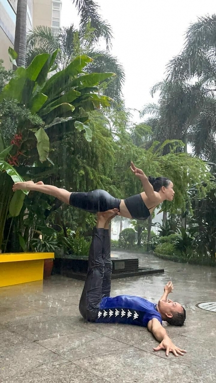 Trà Ngọc Hằng khoe ‘thành quả’ với yoga dưới mưa