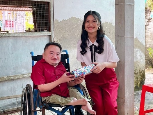 'Hoa hậu môi trường' Nguyễn Thanh Hà thăm nạn nhân chất độc da cam ở quê hương Bến Tre