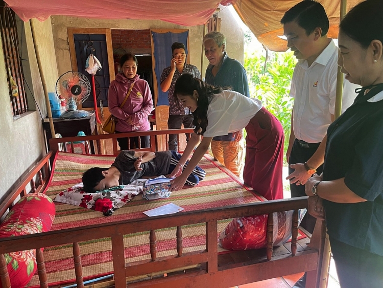 'Hoa hậu môi trường' Nguyễn Thanh Hà thăm nạn nhân chất độc da cam ở quê hương Bến Tre