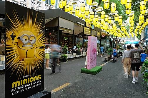 Hội Minions 'phủ vàng' đường sách tại Việt Nam, ăn mừng loạt thành tích doanh thu cực khủng