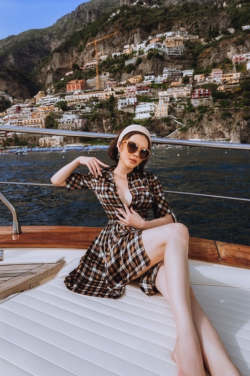 Lý Nhã Kỳ khoe vòng 1 gợi cảm trên du thuyền nước Ý