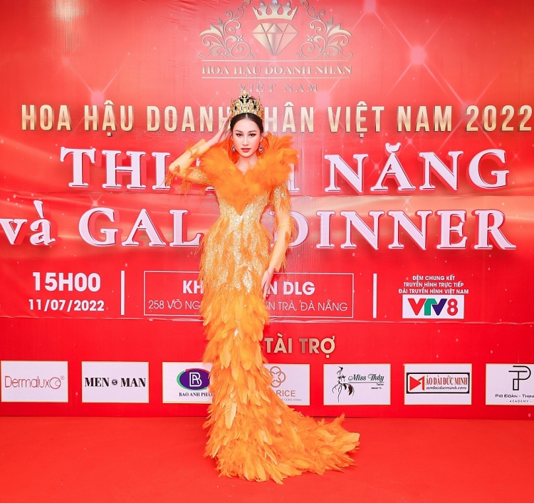 Đoàn Hồng Trang mặc váy đấu giá của Tommy Nguyễn, thu 255 triệu cho quỹ thiện nguyện