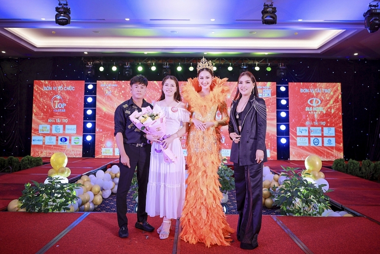 Đoàn Hồng Trang mặc váy đấu giá của Tommy Nguyễn, thu 255 triệu cho quỹ thiện nguyện