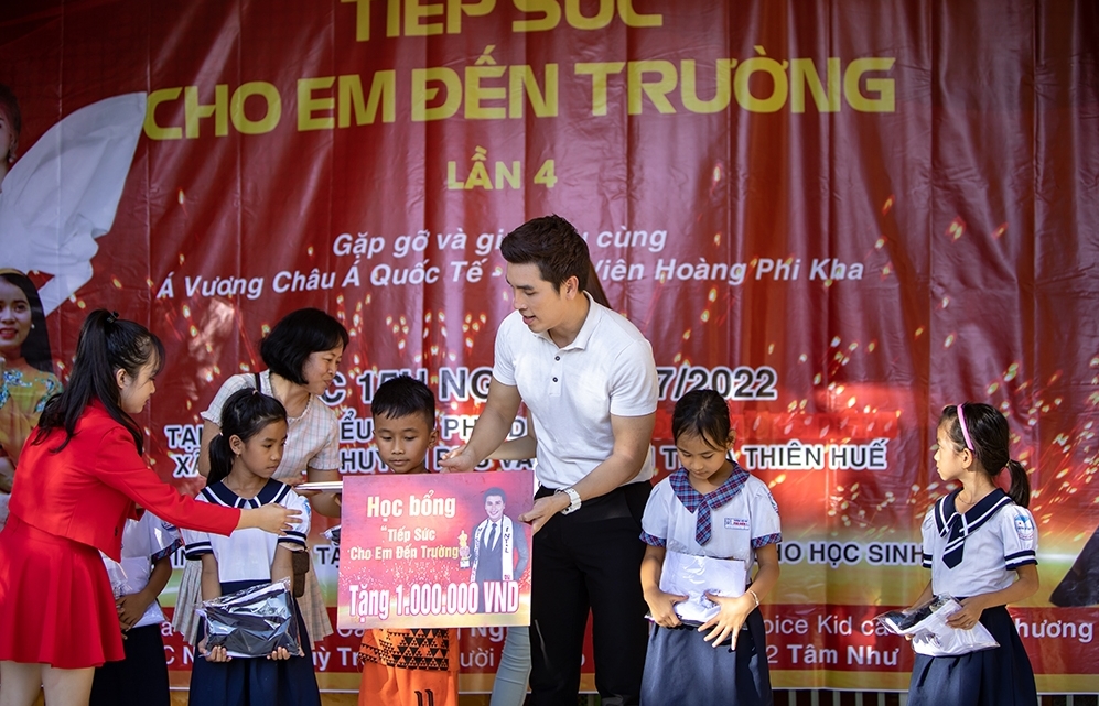 Á vương Hoàng Phi Kha trao tặng quà và học bổng cho học sinh nghèo hiếu học tại Huế