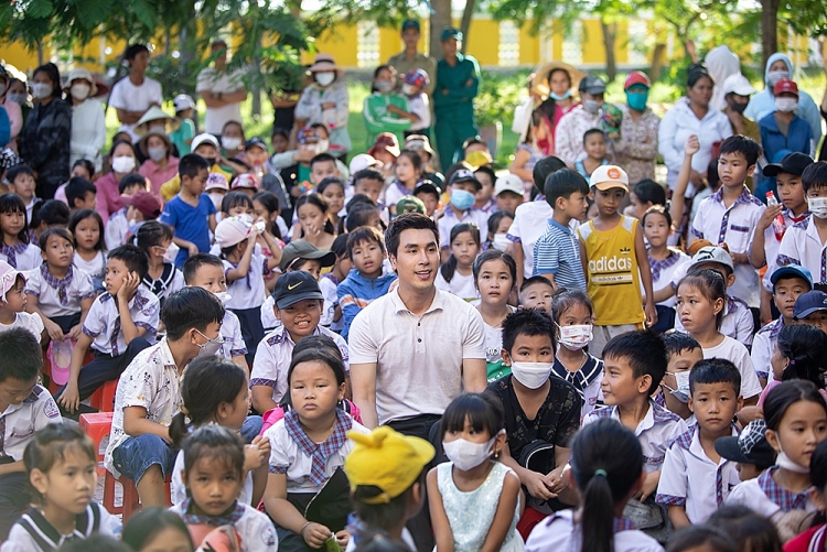 Á vương Hoàng Phi Kha trao tặng quà và học bổng cho học sinh nghèo hiếu học tại Huế