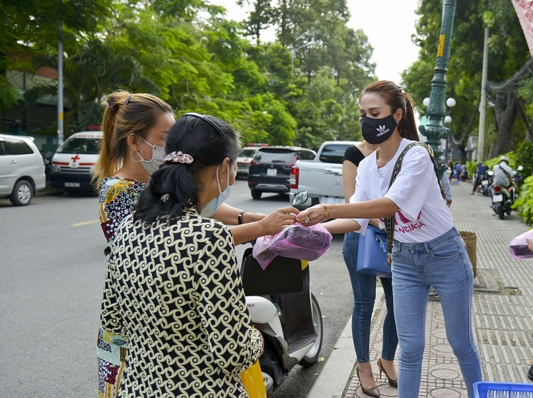 Hoa hậu Jenny Thủy Trương trao quà cho các chùa nuôi người già và trẻ em