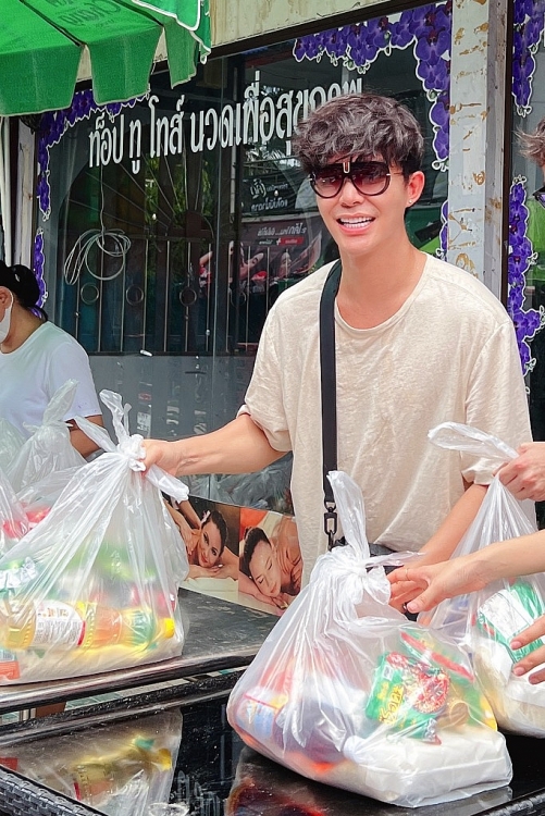 Nathan Lee cùng siêu sao bóng đá Thái Lan làm từ thiện tại Phuket