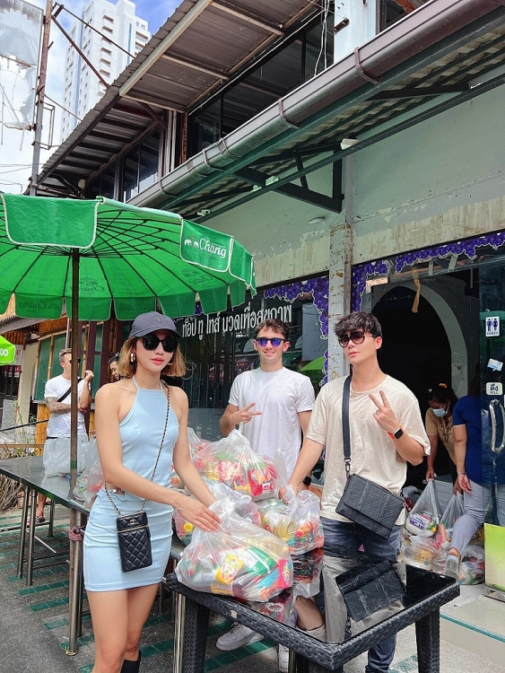 Nathan Lee cùng siêu sao bóng đá Thái Lan làm từ thiện tại Phuket