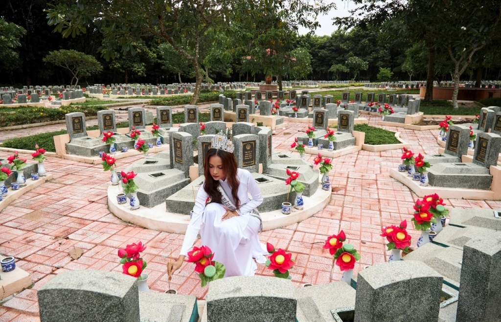 Hoa hậu Ngọc Châu dâng hương tưởng nhớ các anh hùng liệt sĩ tại quê hương Tây Ninh