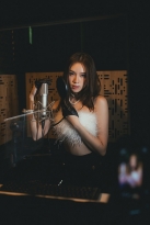 MC Thanh Thanh Huyền không thi 'Miss Grand' vì bận... lấn sân làm ca sĩ?