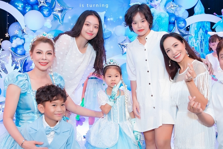 Dàn sao Việt hát mừng sinh nhật công chúa nhà Thanh Thảo