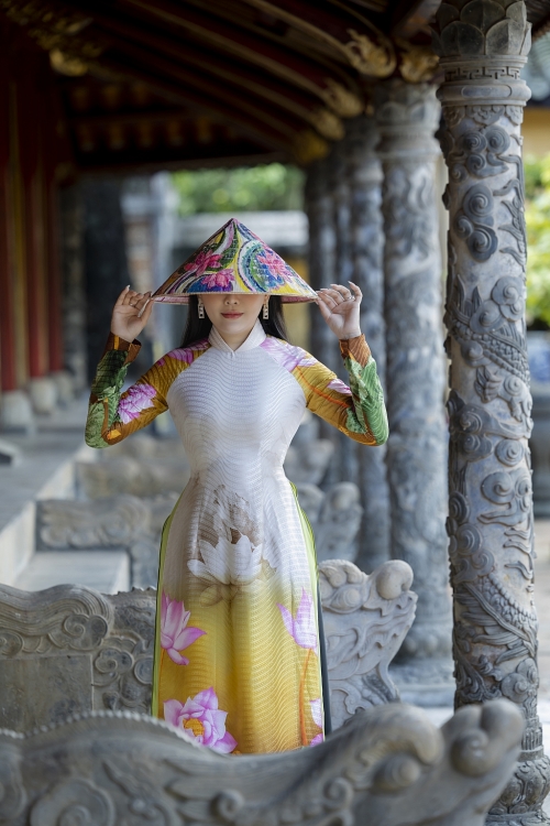 Hoa hậu Lý Kim Ngân cảm động khi chiêm ngưỡng Lăng Đồng Khánh