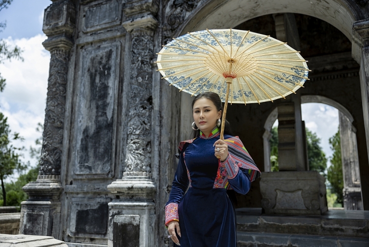 Hoa hậu Lý Kim Ngân cảm động khi chiêm ngưỡng Lăng Đồng Khánh