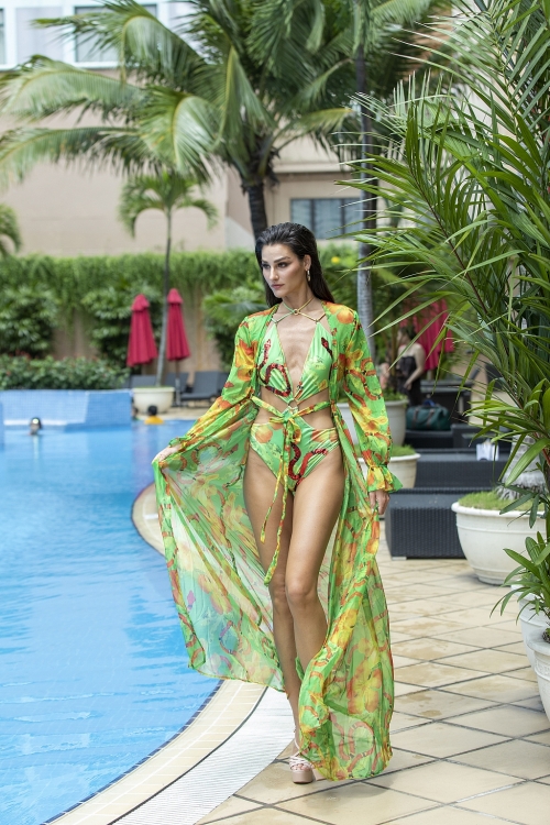 2 'Hoa hậu trái đất' đầy gợi cảm cuốn hút trong trang phục Xita