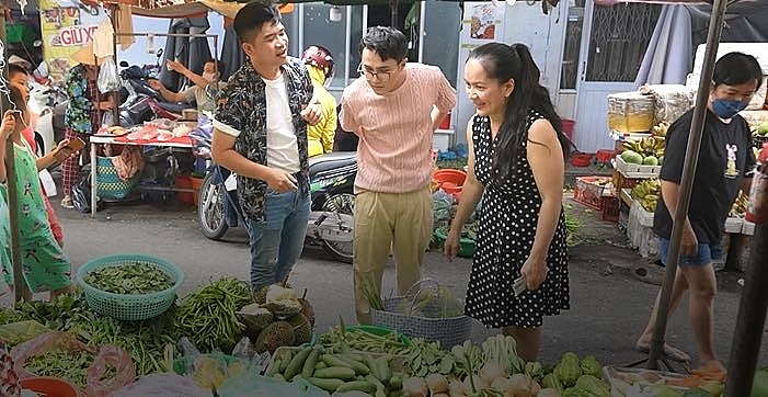 'Cơm nhà Việt Nam': Huỳnh Lập hát 'Bông điên điển' khiến cả bữa cơm suýt chìm vào giấc ngủ say