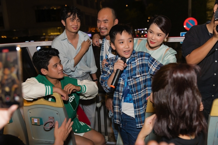 Thu Trang - Tiến Luật ôm hôn nhau giữa chuyến xe bus 'Dân chơi không sợ con rơi'