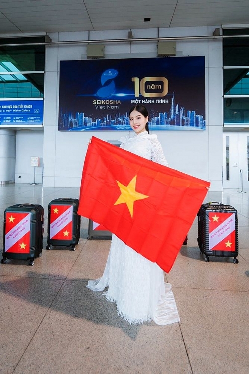 Mang hơn 200kg hành lý, Ngô Ngọc Gia Hân rạng rỡ lên đường thi 'Miss Teen International' tại Ấn Độ