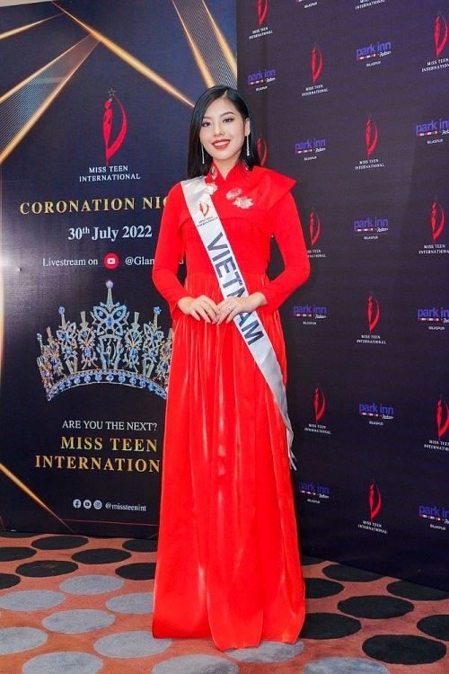 Mang hơn 200kg hành lý, Ngô Ngọc Gia Hân rạng rỡ lên đường thi 'Miss Teen International' tại Ấn Độ