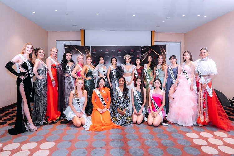 Mang hơn 200kg hành lý, Ngô Ngọc Gia Hân rạng rỡ lên đường thi 'Miss Teen International' tại Ấn Độ