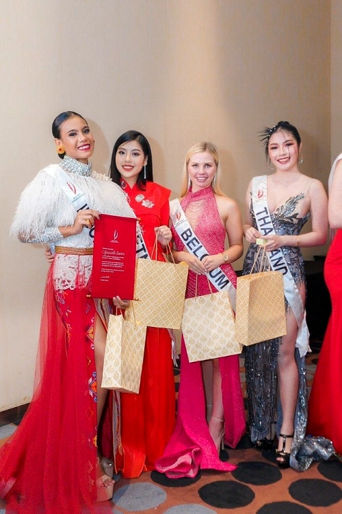 Mang hơn 200kg hành lý, Ngô Ngọc Gia Hân rạng rỡ lên đường thi 'Miss Teen International' tại Ấn Độ