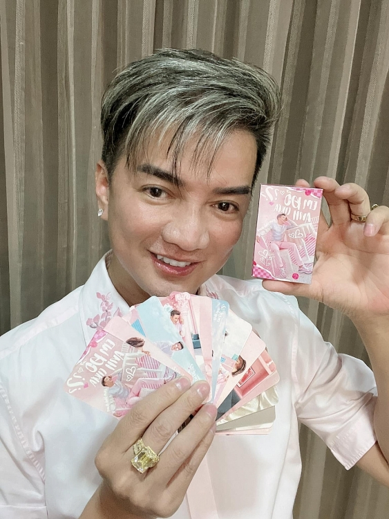 Đàm Vĩnh Hưng khiến cộng đồng mạng dậy sóng khi làm card bo góc tặng fan
