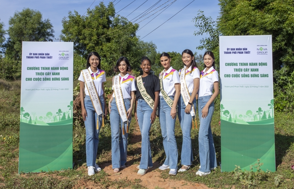 Hoa hậu Nông Thúy Hằng cùng 2 'Hoa hậu trái đất' tích cực trồng cây xanh tại Bình Thuận